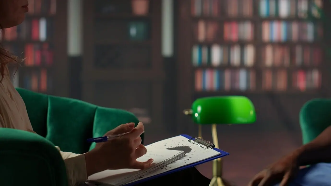 Pflegekraft in einer Therapiesitzung, in der Trauma und posttraumatischer Stress angesprochen werden.