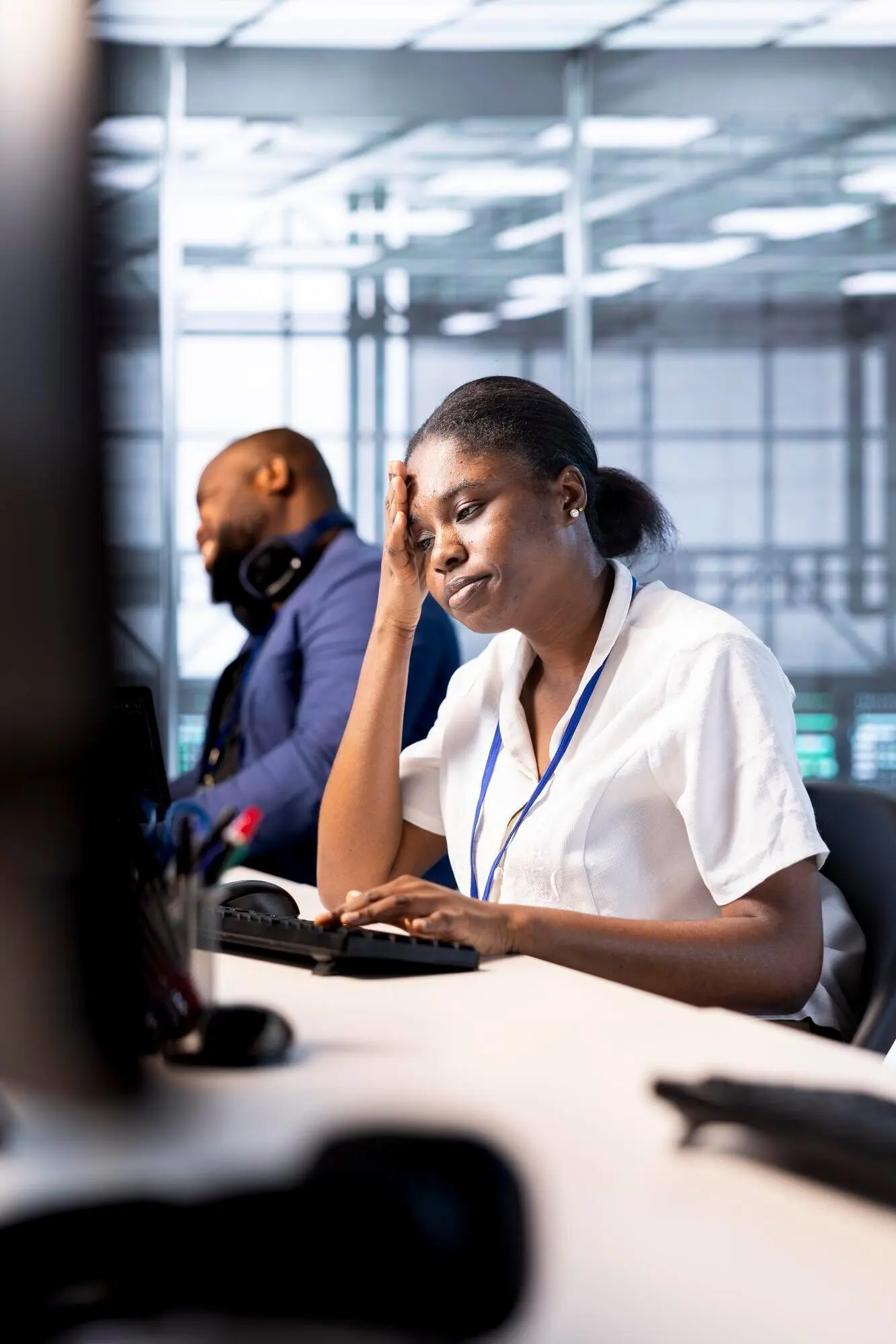 Rechenzentrumstechniker, der wegen Überarbeitung stressbedingte Kopfschmerzen hat.