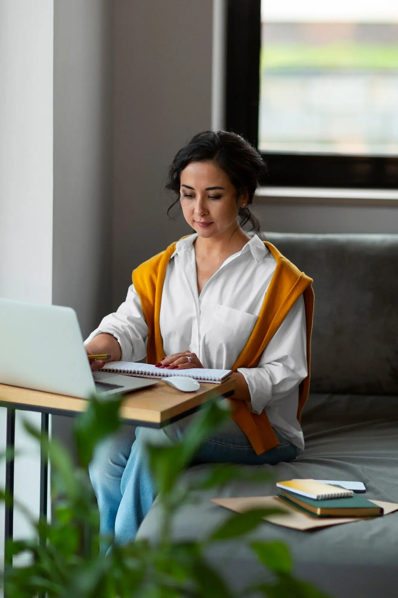 Hispanische Geschäftsfrau mittleren Alters