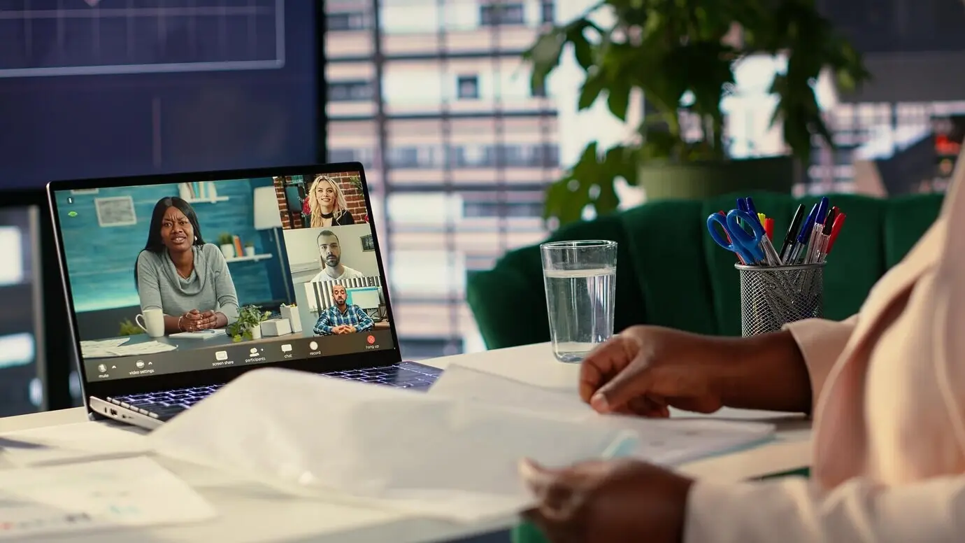 Eine Führungskraft diskutiert mit Aktionären über eine Strategie zur Gewinnsteigerung.