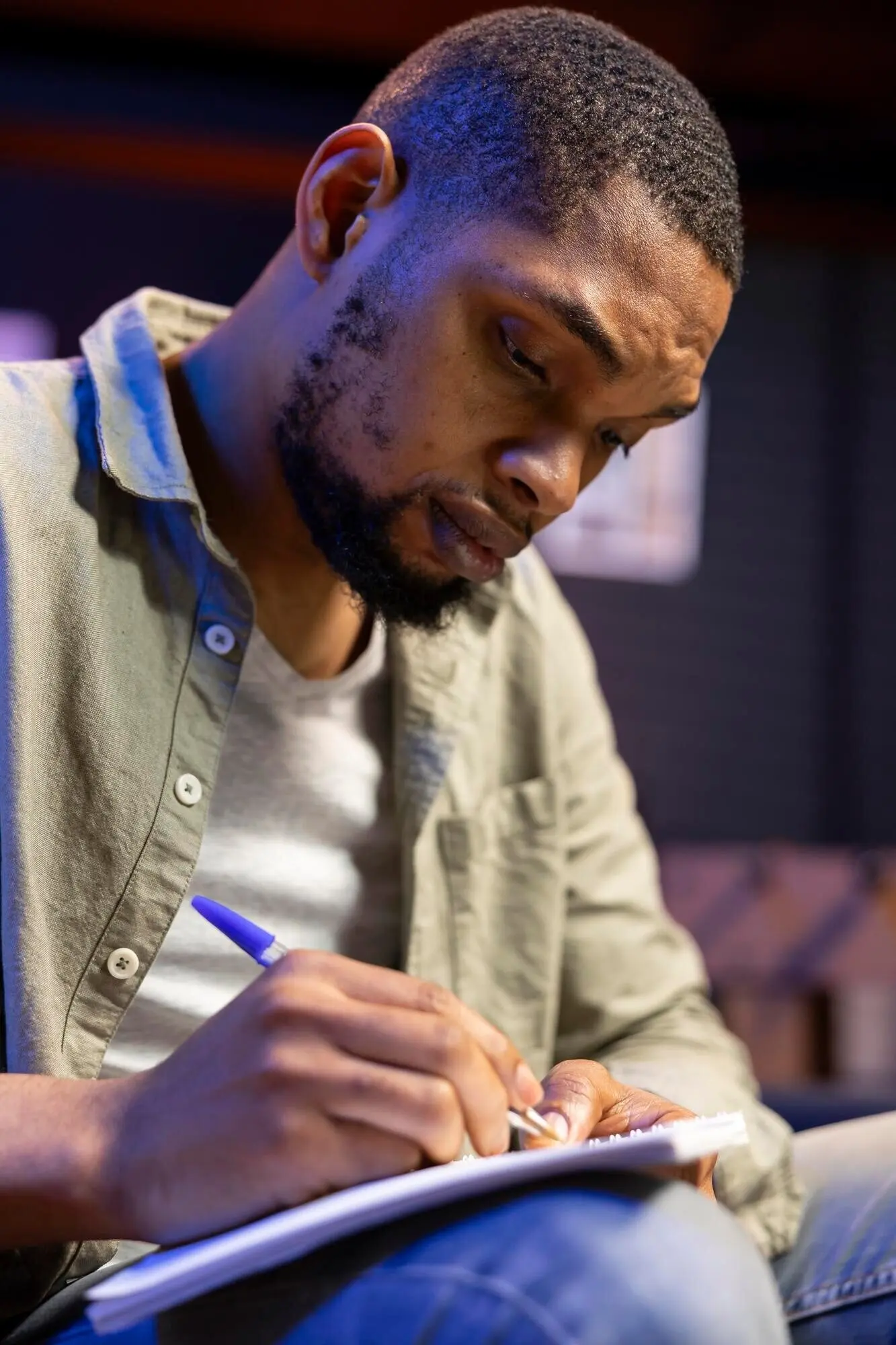 Ein afroamerikanischer Experte macht sich Notizen, um das Gleichgewicht der legalen Wirtschaft zu beurteilen.