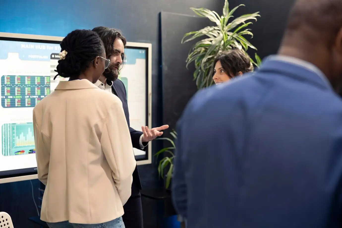 Team von Unternehmensmitarbeitenden, das seine Pitch-Präsentation vorbereitet.